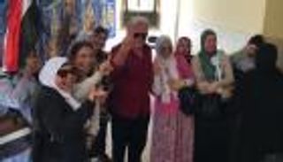 الفنان حسين فهمي يدلي بصوته في الانتخابات المصرية