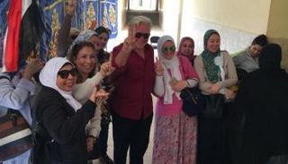 الفنان المصري حسين فهمي عقب الإدلاء بصوته 