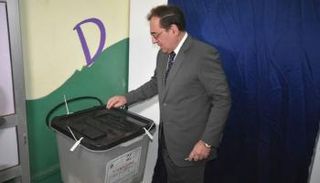 طارق الملا وزير البترول المصري يدلي بصوته