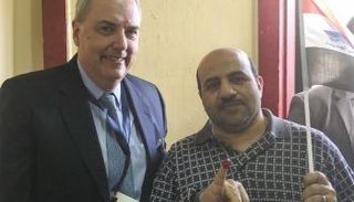 القائم بأعمال السفارة الأمريكية داخل إحدى اللجان الانتخابية  