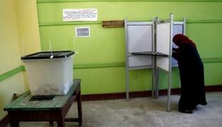 سيدة تدلي بصوتها في انتخابات الرئاسة المصرية