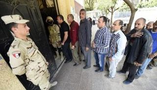 ناخبون أمام لجان التصويت