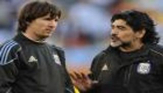 الاتحاد الأرجنتيني يخطب ود مارادونا وميسي من أجل مونديال 2030