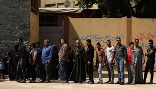 ناخبون أمام لجان التصويت في انتخابات الرئاسة