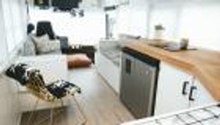 بالصور.. "كراكون" عادل إمام على الطريقة الأمريكية للبحث عن السعادة