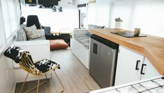 العائلة تتنقل بالحافلة عبر الولايات الأمريكية