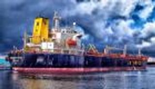 النفط يفقد مكاسبه وسط مخاوف من المخزونات الأمريكية