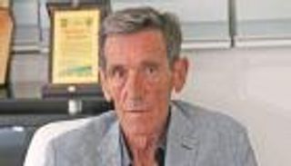 منتخب الكويت يبقي على مدربه حتى مواجهة مصر