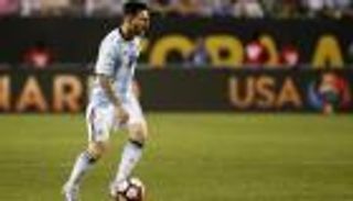 مدرب برشلونة يقلل من خطورة إصابة ميسي