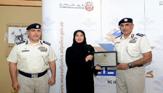 شرطة أبوظبي تسلم روضة سعيد عضوية كلنا شرطة