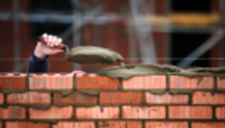 بريطانيا: عمالنا أكثر كسلًا من المهاجرين