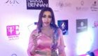 لمياء منهل تحتفل بتصميماتها في مهرجان الشرق الأوسط للأزياء بالقاهرة