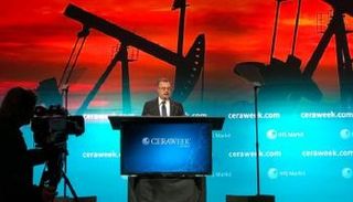 الرئيس التنفيذي لأرامكو السعودية أمين عبدالناصر يتحدث في مؤتمر- رويترز