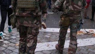 قوات من الجيش الفرنسي تصل إلى موقع الحادث