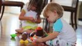 صور صادمة لحجم الجراثيم على يد الطفل