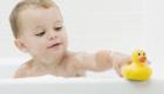 تحذير.. "البطة المطاطية" خطر مميت على الأطفال