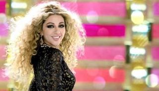 ميريام فارس سعيدة بنجاح تجربة حفلها المفاجئ في أبوظبي