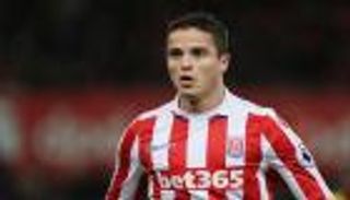 مدرب ستوك يستبعد أفيلاي لتأثيره السلبي على اللاعبين