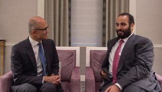 محمد بن سلمان خلال لقائه رئيس شركة مايكروسوفت العالمية