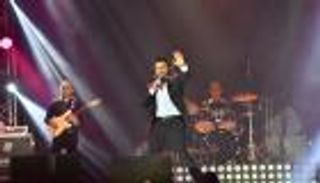 بالصور.. تامر حسني يشعل جدة بأول حفل في السعودية