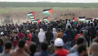 آلاف الفلسطينيين في مسيرة