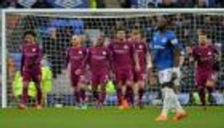 مانشستر سيتي يضع قدما على منصة التتويج بثلاثية في إيفرتون