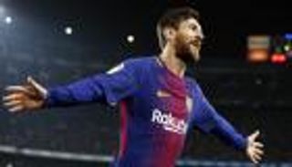 ميسي ينقذ سلسلة اللاهزيمة لبرشلونة ويعادل رقم ديبالا