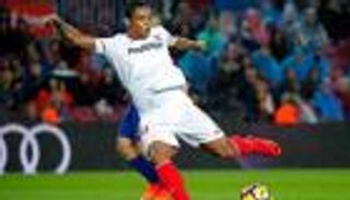 مهاجم إشبيلية حزين بعد التعادل أمام برشلونة