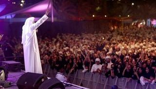 عيضة المنهالي يشعل حفل أبوظبي