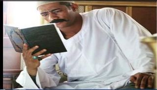 محمد رمضان يقرأ في المصحف