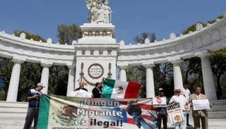 احتجاجات مكسيكية على سياسة الهجرة الأمريكية - رويترز