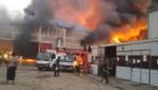 صواريخ الحوثي الفاشلة تشعل مخازن مساعدات اليمنيين