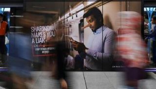 إعلان يستنكر نشر أخبار مزيفة في محطة قطار في كوالا لمبور بماليزيا