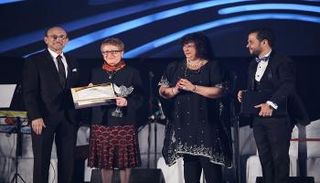 خليدة التومي تهدي درع تكريمها لعهد التميمي