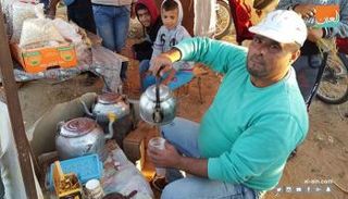 أحد الباعة الجائلين بمخيم خان يونس