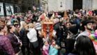 بالصور.. أعياد الربيع.. عادات مختلفة في دول متعددة