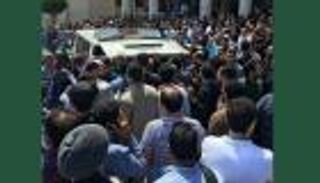 الآلاف يودعون أحمد خالد توفيق إلى مثواه الأخير بمسقط رأسه