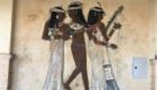 مصري يحيي التراث الفرعوني بالرسم على جدران المنازل