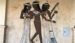 لوحة بارزة للعازفات الثلاثة