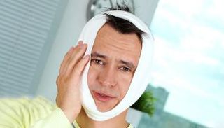 8 مسكنات طبيعية لألم الأسنان