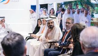 الشيخ محمد بن راشد آل مكتوم خلال لقائه عدداً من الإعلاميين