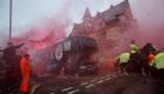  جماهير ليفربول تهاجم حافلة مانشستر سيتي