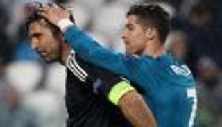 بالصور.. رونالدو يواسي بوفون بعد ثلاثية دوري الأبطال