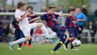 صراع إنجليزي على خطف موهبة برشلونة