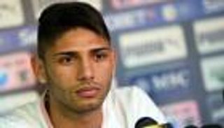 المغربي لزعر يسابق الزمن للهروب من شبح البطالة قبل المونديال