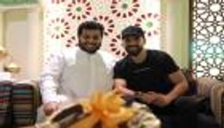 عبدالله السعيد يثير الجدل بصورة مع تركي آل الشيخ