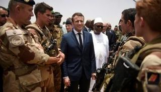 الرئيسان الفرنسي والمالي مع القوات المشتركة
