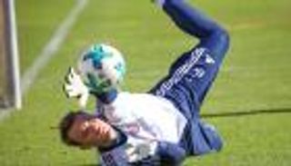 بالصور.. نوير يتدرب بالكرة لأول مرة منذ 6 أشهر