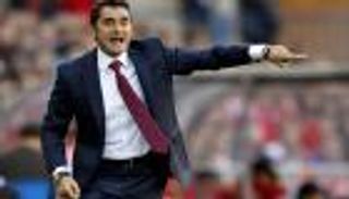 مدرب برشلونة يرفض التفكير في تحقيق الثلاثية