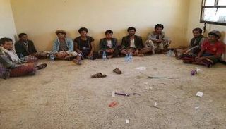 أسرى من مليشيات الحوثي الانقلابية في قبضة الجيش اليمني